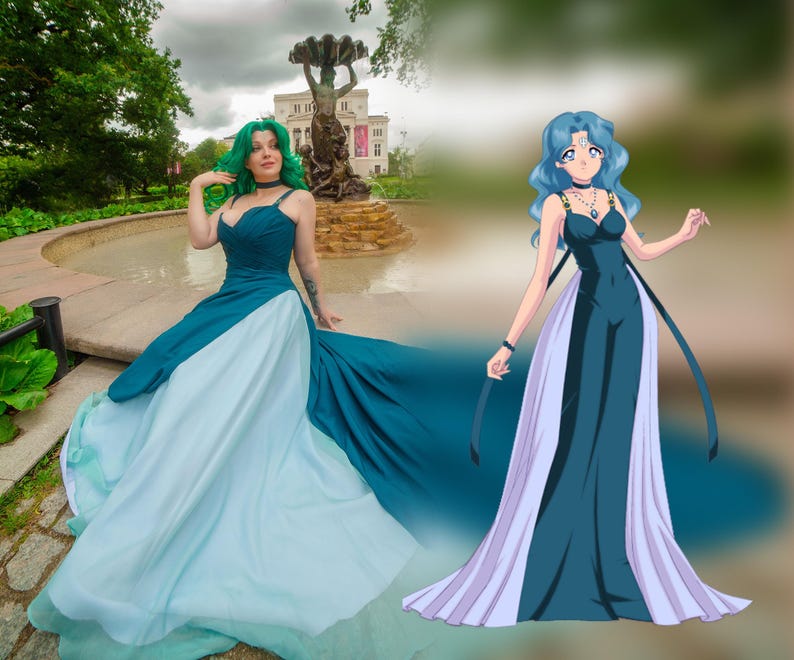 Puede incluir: Un vestido de cosplay verde azulado y azul claro con una falda fluida. El vestido presenta un escote coraz&oacute;n y una larga cola. La imagen tambi&eacute;n incluye una ilustraci&oacute;n de dibujos animados del vestido. La persona de la imagen tiene el pelo verde.