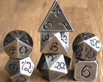 Juego de dados poliédricos de metal de 7 piezas para DND con dragón plateado y Wyrmling