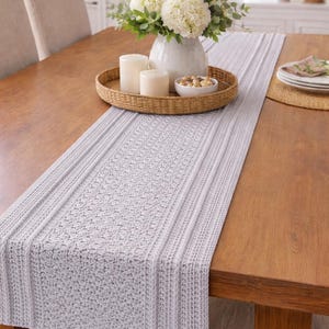 Caminho de mesa de crochê feito à mão | Detalhe neutro para sala de jantar estilo fazenda (30 x 152 cm)