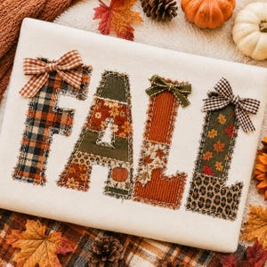 Può includere: Un cartello in tessuto color crema con la parola FALL in grandi lettere dai bordi sfilacciati. Ogni lettera è realizzata con vari tessuti a fantasia, tra cui tartan, motivi floreali, stampa leopardata e velluto a coste, con piccoli fiocchi decorativi.
