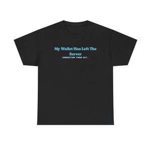 Puede incluir: Camiseta negra con el texto "My Wallet Has Left The Server" en azul claro, con el texto más pequeño "CONNECTION TIMED OUT..." debajo. La camiseta es de cuello redondo.
