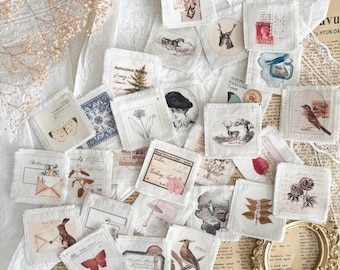 Pode incluir: Uma coleção de pequenos patches de tecido quadrados com várias ilustrações em estilo vintage. Os patches apresentam imagens de borboletas, flores, pássaros, retratos e elementos botânicos. As bordas dos patches são desfiadas, dando-lhes uma aparência rústica.