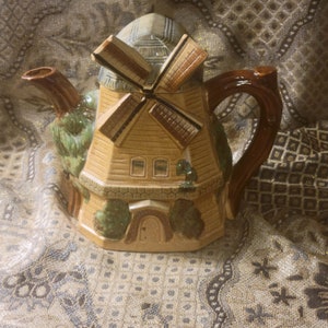 Tetera inglesa Vintage Windmill en tonos de madera y verdes, condición de menta