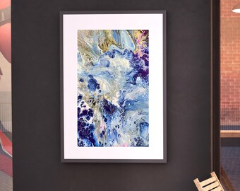 Puede incluir: Pintura abstracta en un marco negro con colores azules, blancos y dorados que se arremolinan. La pintura tiene un aspecto fluido y orgánico.