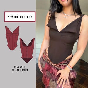 Peut inclure: Un haut corset sans manches marron foncé avec un décolleté en V profond et un large col rabattu. L'image comprend une illustration de patron de couture technique étiquetée SEWING PATTERN et FOLD OVER COLLAR CORSET, montrant les vues avant et arrière.