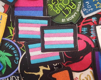Toppa ricamata con nome della bandiera personalizzata del Gay Pride transgender - Italia
