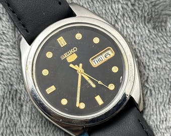 Vintage Seiko 5 automatisch horloge, zwarte wijzerplaat, dag/datum, Japan made