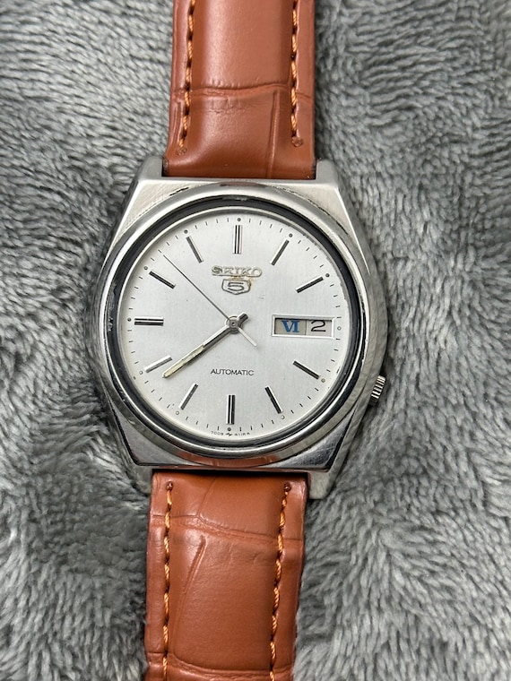 Vintage Seiko 5 Automatic silver Dial With silver Case Day Date Caliber no 7009 Wrist Watch Japan Made