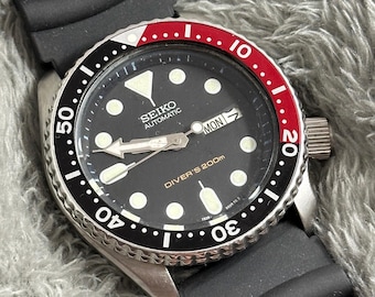 Reloj automático vintage Seiko Diver con esfera azul claro, fecha y día de 200 m.