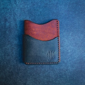 The Kenai. Tarjetero vertical minimalista hecho en cuero Pueblo en marrón tabaco y azul nazionale y cosido a mano con hilo marrón.
