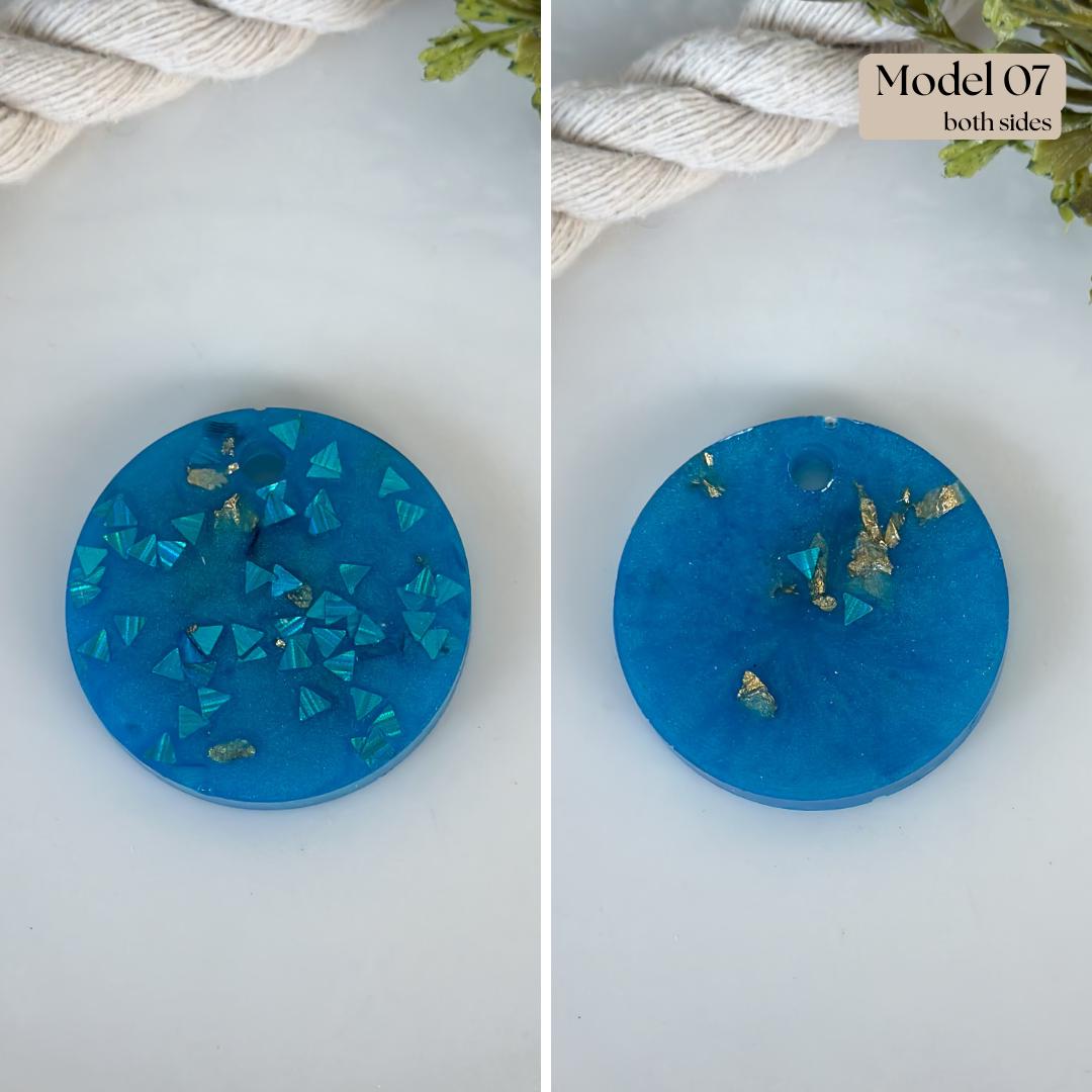 Resin Keychain – Blue Circle with Gold Leaves - Thumbnail 7