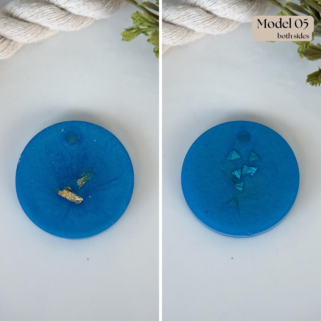 Resin Keychain – Blue Circle with Gold Leaves - Thumbnail 5