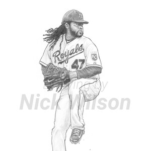 Puede incluir: Un dibujo a lápiz en blanco y negro de un jugador de béisbol que lleva un uniforme de los Kansas City Royals con el número 47 en la parte delantera. El jugador está en medio del lanzamiento, con la pierna izquierda levantada y el brazo derecho extendido hacia el montículo del lanzador. El jugador tiene rastas largas y lleva una gorra de béisbol con la letra 'K' en ella.