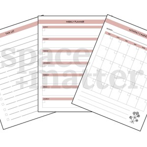 Puede incluir: Tres p&aacute;ginas de planificador imprimibles con un esquema de color rosa y blanco. Las p&aacute;ginas incluyen una lista de tareas, un planificador semanal y un calendario mensual.