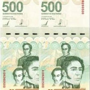 Op de afbeelding: Twee bankbiljetten van 500 Bolivar uit Venezuela. De voorkant van de biljetten toont een portret van Simon Bolivar, een Venezolaanse militaire en politieke leider. De achterkant van de biljetten toont een bergketen.
