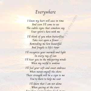 Könnte beinhalten: Ein gedrucktes Gedicht mit dem Titel Everywhere, das dunklen Text auf einem hellen, sanften Strand-Sonnenuntergangshintergrund zeigt. Das Gedicht enthält Verse über Verlust und Erinnerung sowie den Text WhisperingWindPoetryShoppe.etsy.com und Donna Schilling © 2022.