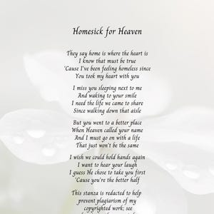 Peut inclure: Impression blanche avec le poème « Homesick for Heaven » de Donna Schilling. Le texte noir du poème est centré sur la page, entouré d'un fond blanc flou. Le copyright est également inclus.