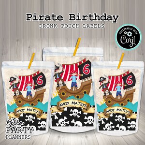 Puede incluir: Etiquetas para bolsas de bebidas con temática de piratas. Las etiquetas muestran un barco pirata con una vela roja y negra, un pirata y el número 6. Las palabras "Pirate Birthday" y "Drink Pouch Labels" están en la parte superior, con "Ahoy Mateys" en una pancarta.