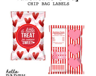 Puede incluir: Dos etiquetas para bolsas de patatas fritas para el Día de San Valentín. La primera etiqueta tiene un fondo a rayas rosa y blanco con corazones rojos y el texto "a little TREAT for someone SWEET". La segunda etiqueta tiene un fondo a rayas rojo y blanco con tres corazones rosas y el texto "YOU ARE SWEET".