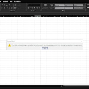 Puede incluir: Aparece un mensaje de error de Microsoft Excel en una hoja de cálculo. El mensaje dice: "La celda o el gráfico que está intentando cambiar se encuentra en una hoja protegida. Para realizar un cambio, desproteja la hoja. Es posible que deba ingresar una contraseña."