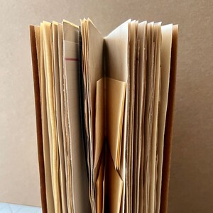 Carnet/revue fait main rehaussé de rouge et de jaune (format voyageur)