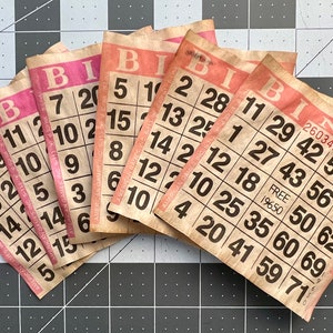 Feuilles de cartes de bingo roses teintes au café