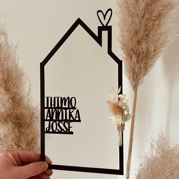 Einzugsgeschenk | Haus in schwarz mit Namen und Trockenblumen und Fuß | Familienschild | Holzhaus | personalisiert | Deko Wandgestaltung