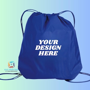 Pode incluir: Uma mochila azul royal com cordão com o texto "YOUR DESIGN HERE" em branco. A bolsa tem cordões pretos e um logotipo no canto inferior esquerdo. O fundo é um gradiente de azul e verde.