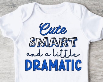 Urocza, inteligentna i trochę dramatyczna, zabawna dziewczynka, body dla chłopca Onesie®, zabawna koszulka dla malucha, prezent na baby shower, zabawne ubranka dla dzieci