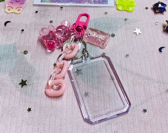 Handgemachte Kpop Schlüsselanhänger mit Fotorahmen - Benutzerdefinierte personalisierte Name für ihr Geschenk Y2K Bär Perlen Kawaii Accessoires AirPod Charme Musik Geschenk