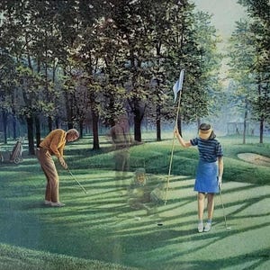 Peut inclure: Deux personnes jouent au golf sur un parcours vert avec des arbres en arrière-plan. Une personne met une balle de golf tandis que l'autre se prépare à frapper.