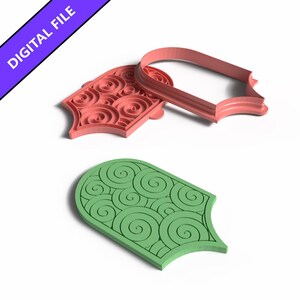 Op de afbeelding: Een roze koekjesvorm en een bijpassende roze stempel met een spiraalpatroon, naast een groene stempel met hetzelfde spiraalontwerp. De afbeelding bevat een paarse banner in de linkerbovenhoek met de witte tekst DIGITAL FILE.