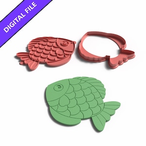 Peut inclure: Trois emporte-pièces en forme de poisson, dont un rouge avec des détails d'écailles, un rouge pour les contours, et un vert avec des détails d'écailles. Une bannière violette dans le coin supérieur gauche affiche le texte DIGITAL FILE.