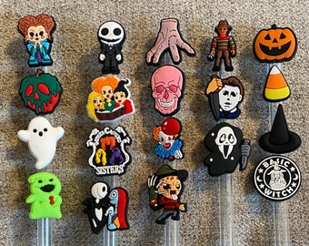 Può includere: Set di 16 topper per cannucce a tema Halloween. I topper presentano vari personaggi e simboli, tra cui un fantasma, una zucca, un cappello da strega, uno scheletro, un clown e un personaggio di Freddy Krueger.