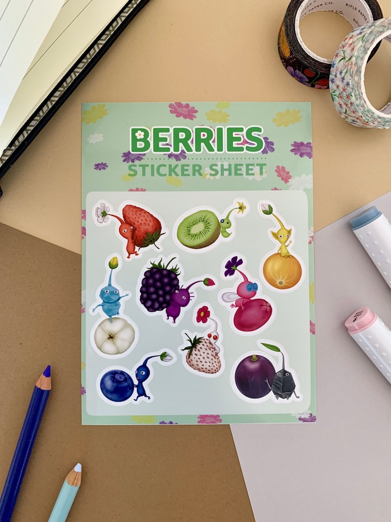 K&ouml;nnte beinhalten: Eine Sticker-Tafel mit gr&uuml;nem Hintergrund und dem Text "Berries Sticker Sheet". Die Tafel zeigt neun Sticker mit verschiedenen Fr&uuml;chten und Beeren, darunter Erdbeeren, Blaubeeren, Kiwis und Brombeeren. Jeder Sticker zeigt eine Comicfigur mit einer Frucht oder Beere auf dem R&uuml;cken.