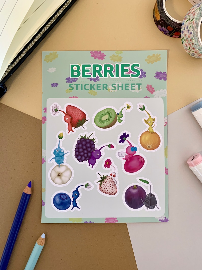 K&ouml;nnte beinhalten: Eine Sticker-Tafel mit gr&uuml;nem Hintergrund und wei&szlig;en Blumen. Die Tafel zeigt neun Sticker von Comicfiguren mit verschiedenen Fr&uuml;chten und Beeren. Die Figuren tragen alle H&uuml;te und haben unterschiedliche Gesichtsausdr&uuml;cke. Der Text "BERRIES STICKER SHEET" ist oben auf der Tafel gedruckt.