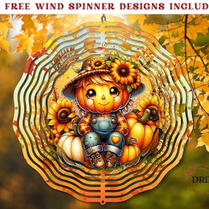 Puede incluir: Un molinillo de viento decorativo con un diseño de espantapájaros de dibujos animados. El espantapájaros tiene una cabeza de calabaza, un peto y un sombrero adornado con girasoles. El diseño incluye calabazas y girasoles, con el texto "~12 FREE WIND SPINNER DESIGNS INCLUDED~" en la parte superior.