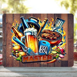 Puede incluir: Ilustración colorida sobre un fondo de madera con elementos de barbacoa. Incluye una parrilla con filetes, cerveza, una jarra de cerveza, hamburguesas y utensilios de barbacoa. La palabra "MASTER" se muestra.