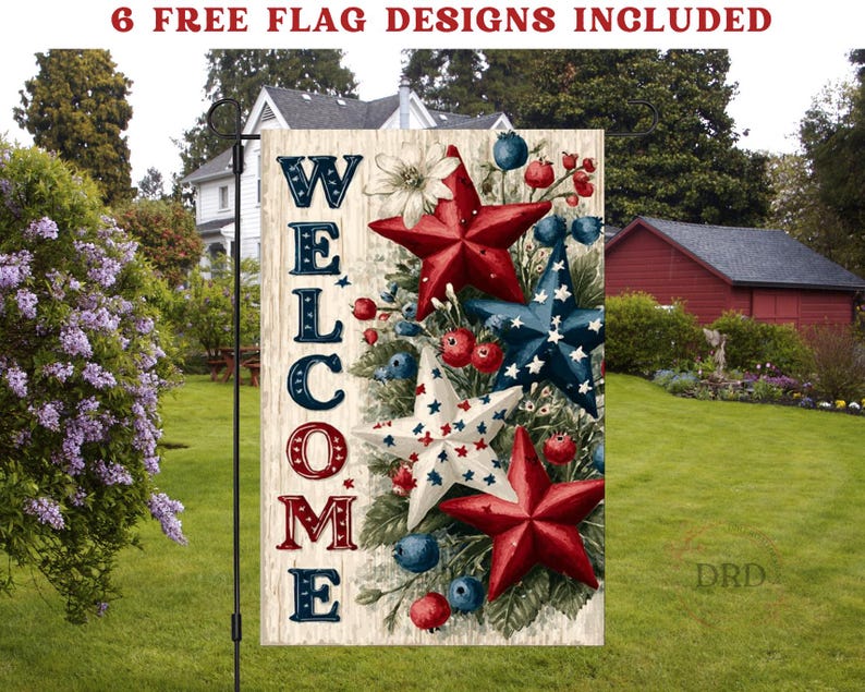 Pu&ograve; includere: Una bandiera da giardino con la scritta "WELCOME" in rosso, bianco e blu. La bandiera presenta stelle rosse, bianche e blu, bacche e accenti floreali. Il testo "6 FREE FLAG DESIGNS INCLUDED" &egrave; in alto.