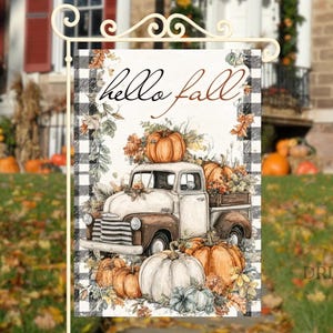 Puede incluir: Bandera de jardín decorativa con un camión vintage lleno de calabazas y la inscripción « hello fall ». La bandera presenta un diseño a cuadros en blanco y negro y hojas de otoño. Decoración de temporada.