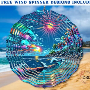 Peut inclure: Un mobile à vent en métal coloré avec un motif de scène de plage. Le mobile présente un coucher de soleil sur l'océan avec des palmiers et des vagues. Le motif est superposé en spirale, créant un effet visuel dynamique.