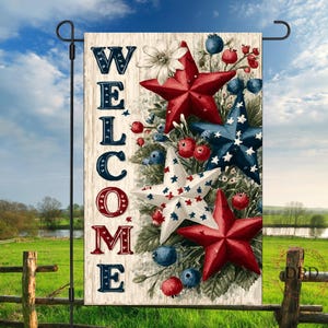 Pu&ograve; includere: Una bandiera da giardino patriottica con la scritta "WELCOME" in rosso, bianco e blu. La bandiera presenta stelle rosse, bianche e blu, bacche e fiori. La bandiera &egrave; esposta su un supporto in metallo nero in un campo erboso.