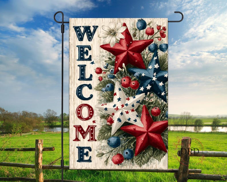 Pu&ograve; includere: Una bandiera da giardino patriottica con la scritta "WELCOME" in rosso, bianco e blu. La bandiera presenta stelle rosse, bianche e blu, bacche e fiori. La bandiera &egrave; esposta su un supporto in metallo nero in un campo erboso.