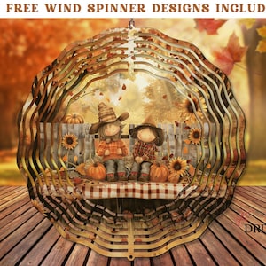Op de afbeelding: Een gelaagde, cirkelvormige windspinner met een herfstthema. De afbeelding binnenin toont twee vogelverschrikkers op een bank met pompoenen en zonnebloemen. De tekst bovenaan luidt "~12 FREE WIND SPINNER DESIGNS INCLUDED~". Het kleurenschema is warm, met bruin, oranje en geel.