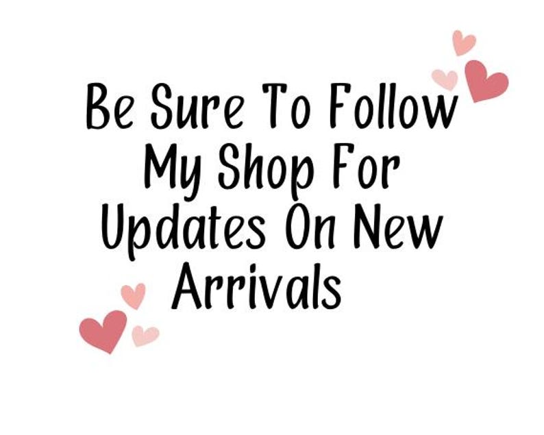 Puede incluir: Fondo blanco con el texto "Be Sure To Follow My Shop For Updates On New Arrivals" en escritura negra. Corazones rosas y rosa claro est&aacute;n dispersos alrededor del texto.