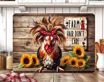 Peut inclure: Un dessous de plat décoratif avec un coq portant un bandana rouge à pois et une coiffure volumineuse et désordonnée. Le dessous de plat présente des tournesols et le texte "FARM HAIR DON'T CARE" sur un fond en bois.