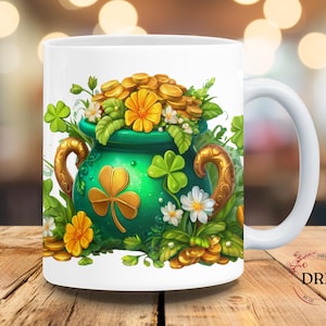 Może przedstawiać: Biały ceramiczny kubek z motywem na Dzień Świętego Patryka. Projekt zawiera zielony garnek złota, koniczyny i kwiaty. Garnek jest wypełniony złotymi monetami i otoczony zielonymi liśćmi i białymi kwiatami. Kubek ma biały uchwyt.