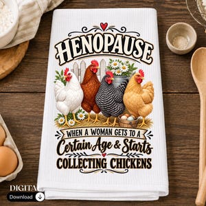 Op de afbeelding: Een witte wafelstructuur theedoek met een afbeelding van vier kippen voor een hek. De tekst luidt HENOPAUSE WHEN A WOMAN GETS TO A CERTAIN AGE & STARTS COLLECTING CHICKENS. Het ontwerp bevat madeliefjes en een klein mandje met eieren.