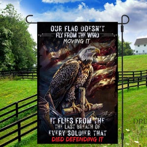 Może przedstawiać: Czarna flaga ogrodowa z amerykańskim bielikiem i amerykańską flagą w tle. Flaga zawiera tekst: "OUR FLAG DOESN'T FLY FROM THE WIND MOVING IT. IT FLIES FROM THE LAST BREATH OF EVERY SOLDIER THAT DIED DEFENDING IT."