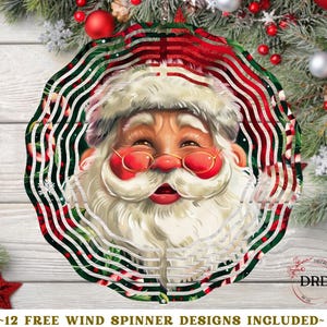 Puede incluir: Un m&oacute;vil e&oacute;lico navide&ntilde;o redondo con Santa Claus con gafas rojas, barba blanca y gorro rojo. El dise&ntilde;o incorpora rayas rojas, verdes y blancas. El texto "~12 FREE WIND SPINNER DESIGNS INCLUDED~" est&aacute; en la parte inferior.